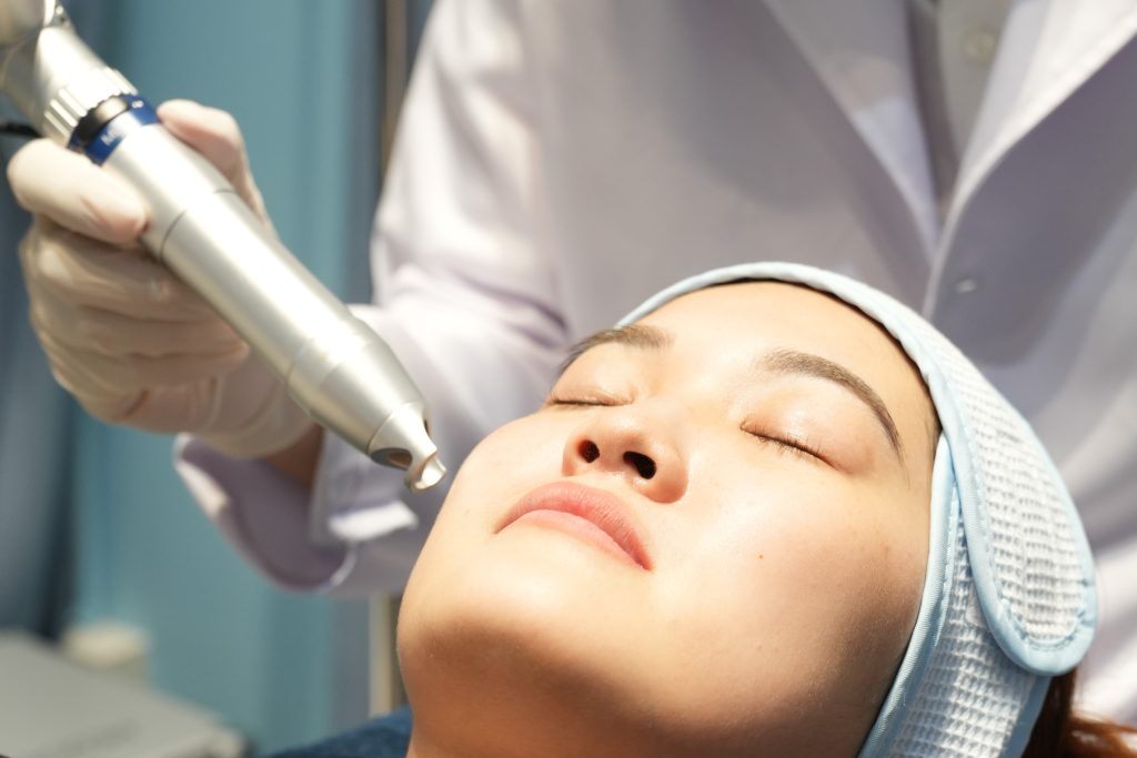 バンコクで毛穴のレーザー治療が人気！Bibi Clinicのピコレーザーで毛穴の詰まり・開き・黒ずみなどにアプローチ