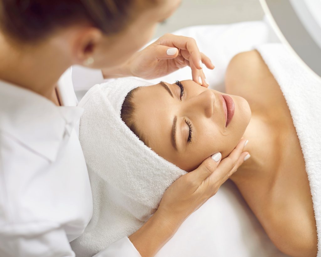 When in doubt about choosing a dermatologist in Bangkok - Bibi Clinic staff members explain three tips for making wise use of cosmetic dermatologists.