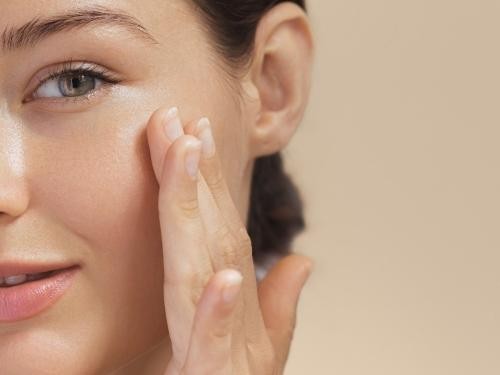 痛みや刺激を抑えた施術で<br />
敏感肌を含む 幅広い肌質の方に対応