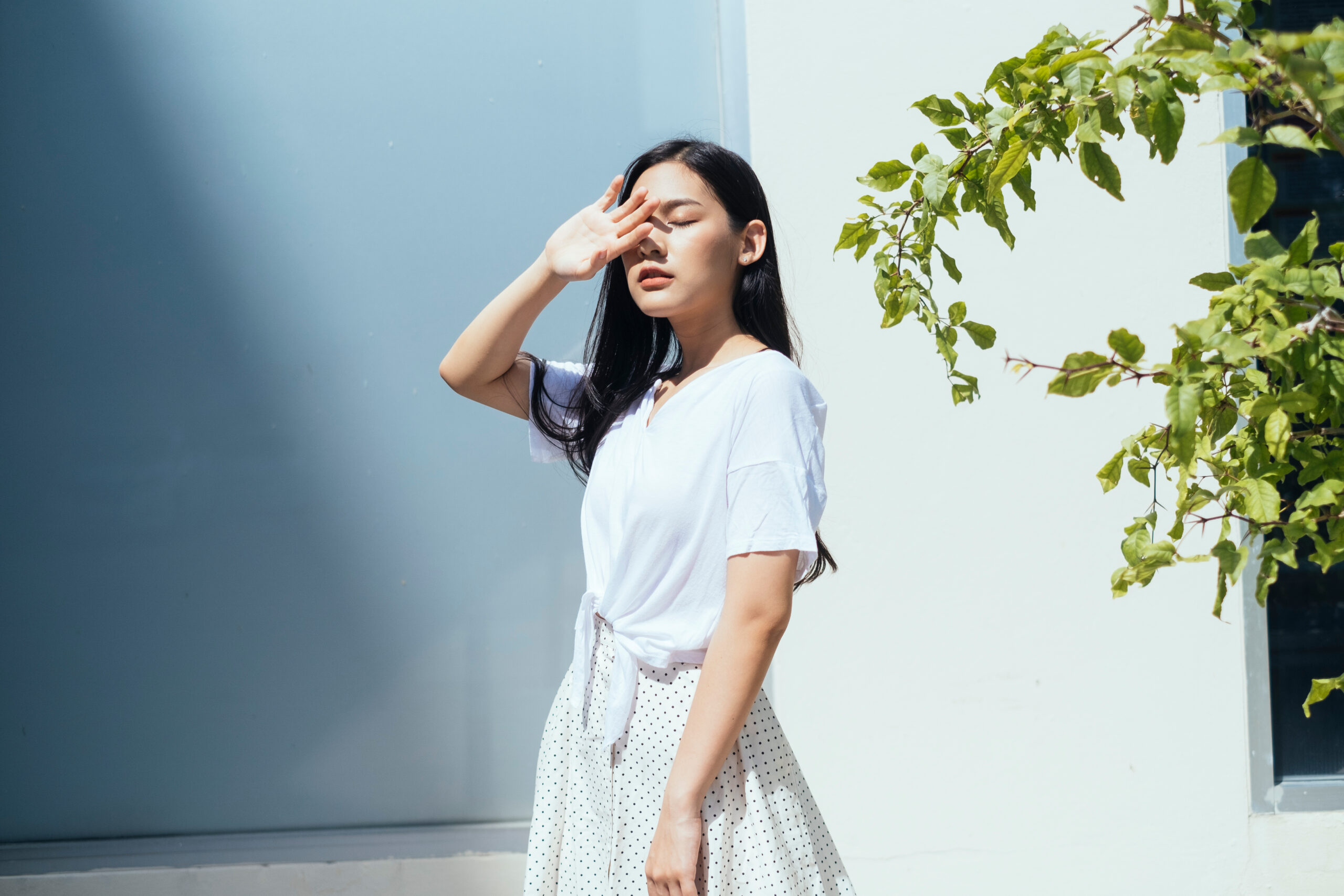 日差し　女性　タイでシミ取りがおすすめの理由は？先進デバイス×豊富な症例で効果を追求｜Bibi Clinic｜ビビクリニック｜タイ・バンコクの美容クリニック