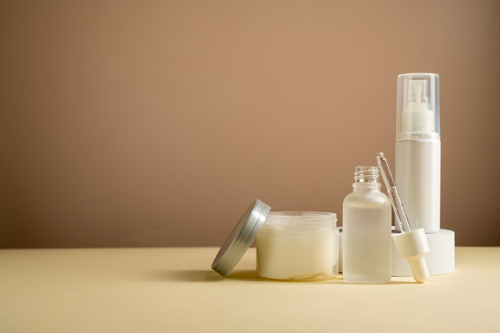 低刺激の化粧品でスキンケアを行う