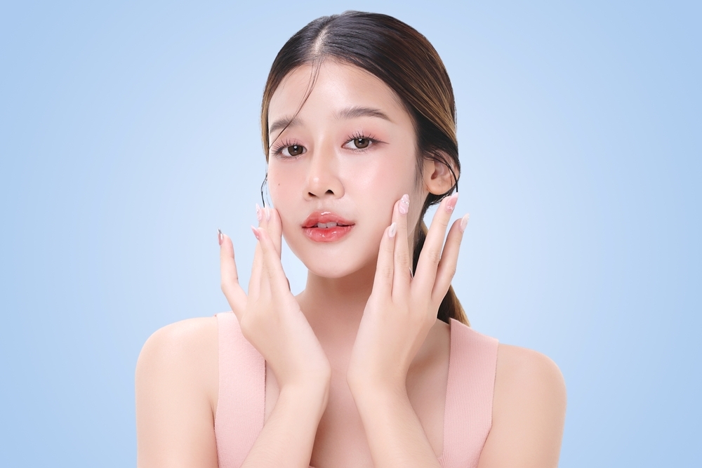 Woman with clear skin posing to illustrate microneedling treatment benefits at a Bangkok aesthetic clinic