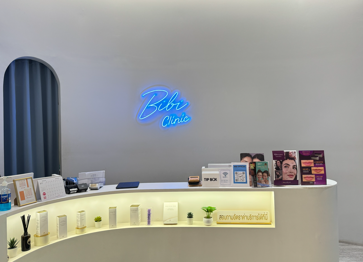 พื้นที่รับแขกสมัยใหม่ที่ Bibi Clinic Bangkok คลินิกความงามสไตล์ญี่ปุ่น ที่ให้บริการการดูแลผิวและความงามแบบส่วนตัว ในสภาพแวดล้อมที่สะอาดและอบอุ่น. 