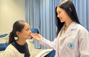 Doctor consulting with a female patient at Bibi Clinic