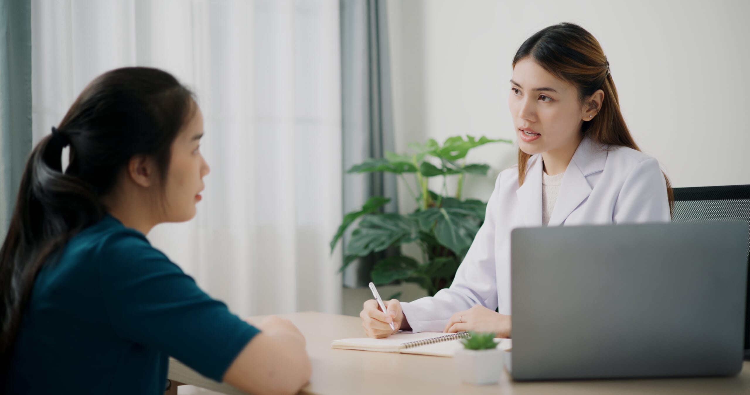 Doctor-consulting-with-a-female-patient